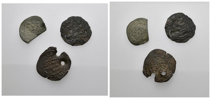 411   -  REINOS DE TAIFAS. TAIFA DE ALGECIRAS. AL-QASIM II AL-WATIQ B. MUHAMMAD B. AL-QASIM (1048-1058). Lote de 3 dírhams Al-Andalus /الاندلس . S/F (2: V-869) y 445 H. (V-873; PV 108).  Una es un fragmento del 60% y dos con perforaciones y pequeñas roturas al borde. MBC-/MBC.