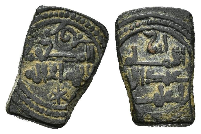 433   -  REINOS DE TAIFAS. TAIFA DE VALENCIA. ABD AL-MALIK AL-MUZAFFAR B. 'ABD AL-'AZIZ (452-457/1060-1064). Fragmento de dinar. Falsa de época. Sin ceca. Sin fecha. CU 1,55 g. 95 mm. V-1078; PV-165; FrHand-104. Cospel rectangular. MBC.