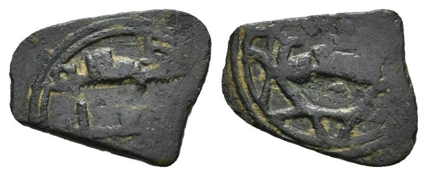 462   -  REINOS DE TAIFAS. TAIFA DE ZARAGOZA. IMAD AL-DAWLA AHMAD I AL-MUQTADIR B. SULAYMAN (441-475/1049-1082). Fragmento de dírham. Sin ceca. Sin fecha. VE 0,56 g. 13 mm. BC+. Rara.