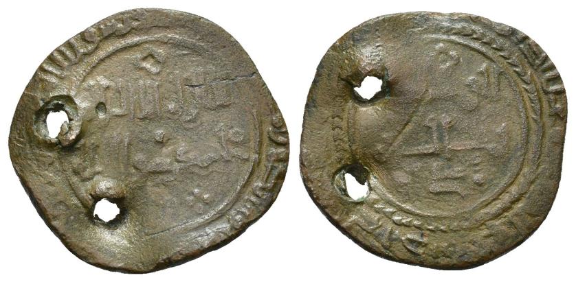 495   -  REINOS DE TAIFAS. TAIFA DE TOLEDO. YAHYÀ II  AL-QADIR B. ISMA'IL B. AL-MA'MUN (467-478/1074-1085). Dírham. Medina Cuenca / مدينة قونكة. Sin fecha. VE 4,24 g. 20 mm. V-1121; PV-343. Dos perforaciones. BC+. Muy escasa.