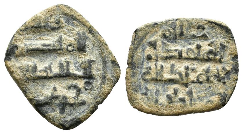 535   -  REINOS DE TAIFAS. TAIFA DE BADAJOZ. UMAR AL-MUTAWAKKIL B. MUHAMMAD B. 'ABD ALLAH (460-487/1067-1094). Fragmento de dírham. Sin ceca. Sin fecha. AR 0,85 g. 13 mm. V-1010; PV-380; FrHand-55. MBC.