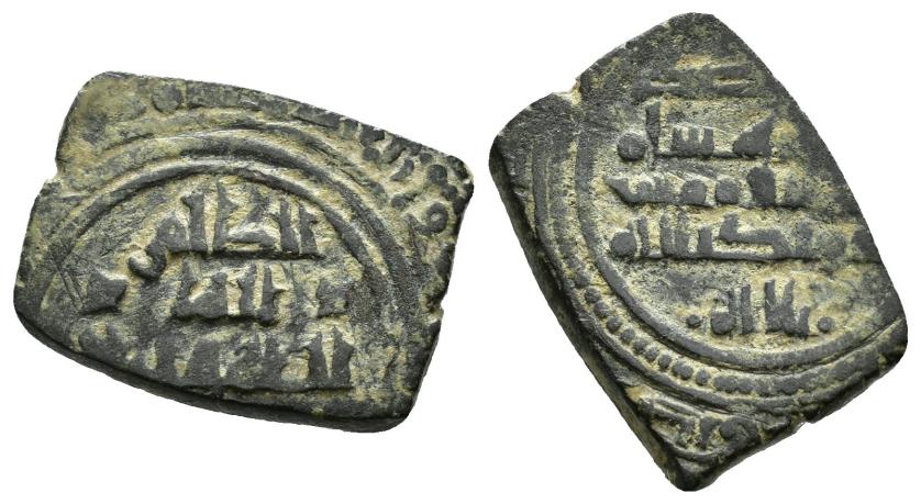 556   -  REINOS DE TAIFAS. TAIFA DE SEVILLA. AL-MU'TADID BI-LLAH ABU 'AMR 'ABBAD B. MUHAMMAD B. 'ABBAD (433-461/1041-1068). Fracción de dírham. (Al-Andalus / الاندلس). Sin fecha. VE 1,9 g. 12 mm. Tipo V-931; PV-399. MBC.