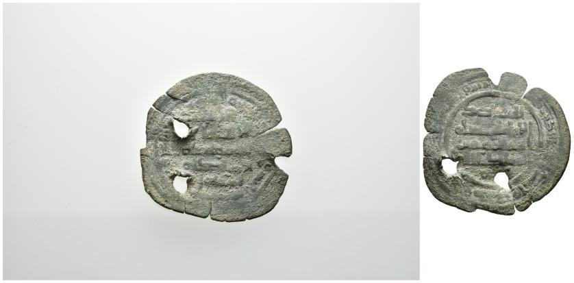 561   -  REINOS DE TAIFAS. TAIFA DE SEVILLA. AL-MU'TADID BI-LLAH ABU 'AMR 'ABBAD B. MUHAMMAD B. 'ABBAD (433-461/1041-1068). Dírham. Al-Andalus / الاندلس. Sin fecha. AR 2,35 g. 24 mm. Tipo V-982; PV-397c. Dos perforaciones y grietas. BC-/BC+.