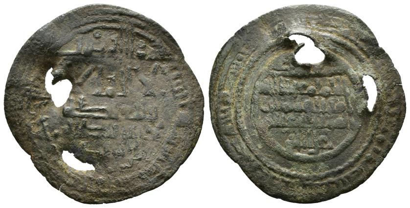 572   -  REINOS DE TAIFAS. TAIFA DE SEVILLA. AL-MU'TAMID 'ALÀ ALLAH ABU-L-QASIM MUHAMMAD B. 'ABBAD (461-484/1068-1091). Dírham. Medina Sevilla. 472 H. VE 2,03 g. 28 mm. V-961; PV-414. Dos perforaciones. BC+. Escasa.