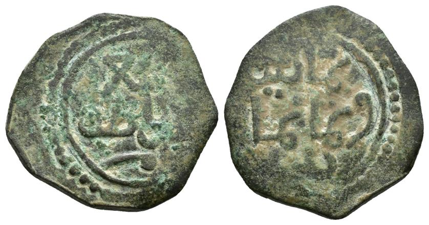 800   -  NAZARÍES. ABU-L-HASAN 'ALI B. SA'D (868-887/1464-1482). Felús. Granada. 880 H. CU 2,9 g. 17 mm. V-2216; Ho-779. Pátina verde. BC+.